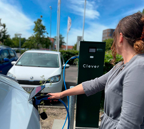 Kunde er i gang med at sætte ladestik til sin elbil i VestsjællandsCentret i Slagelse